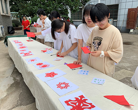紙(zhǐ)尖的(de)“味道(dào)” 我系開(kāi)展傳統剪紙(zhǐ)文(wén)化(huà)走進校(xiào)園主題活動